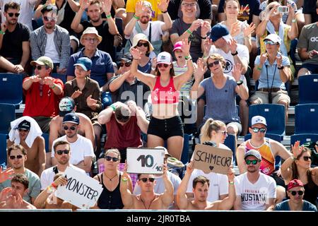 Monaco, Germania. 21st ago, 2022. Tifosi di pallavolo durante la partita di Beach Volley Semifinale tra Polonia e Repubblica Ceca a Koenigsplatz ai Campionati europei di Monaco di Baviera 2022 (Liam Asman/SPP) Credit: SPP Sport Press Photo. /Alamy Live News Foto Stock