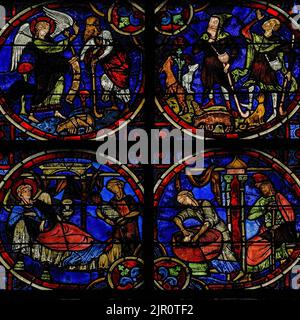 L'Annunciazione e la Natività: Medaglioni medievali di vivido originale 1200s d.C. vetrate di scene della vita della Vergine Maria, nella lancetta destra di tre piercing la parete est del primo gotico Cathédrale Notre-Dame de Laon, Fondata alla fine degli anni '1100s su una collina nella città settentrionale di Laon, Aisne, Hauts-de-France. Foto Stock