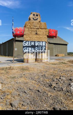 Gli agricoltori protestano contro leggi ambientali più severe sulle emissioni di C02 e azoto. Una bambola di paglia con testo No Farmer No Beer Foto Stock