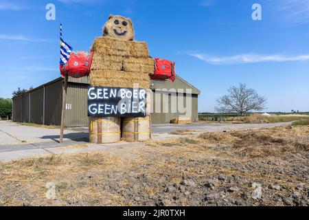 Gli agricoltori protestano contro leggi ambientali più severe sulle emissioni di C02 e azoto. Una bambola di paglia con testo No Farmer No Beer Foto Stock