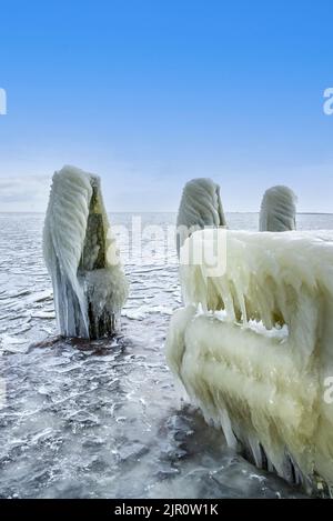 Den Oever, Paesi Bassi - 10 febbraio 2021. Accumulo di ghiaccio sui moli dell'Afsluitdijk a Ijsselmeer, Den Oever, Olanda. Foto Stock