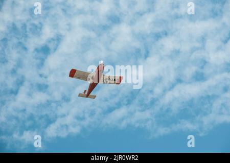 Intorno al Regno Unito - G-UANT Piper PA-28-140 poco dopo il 'decollo' all'aeroporto di Blackpool Foto Stock