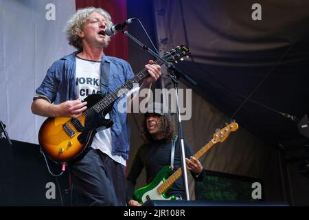 John Power of Cast suona al Weyfest Festival di Tilford, Engalnd, Regno Unito. Agosto 20, 2022 Foto Stock