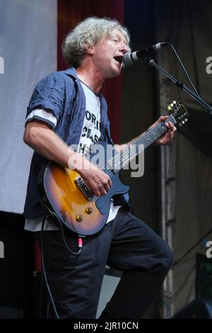 John Power of Cast suona al Weyfest Festival di Tilford, Engalnd, Regno Unito. Agosto 20, 2022 Foto Stock