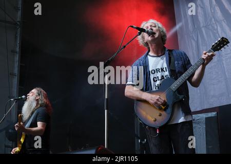 John Power of Cast suona al Weyfest Festival di Tilford, Engalnd, Regno Unito. Agosto 20, 2022 Foto Stock