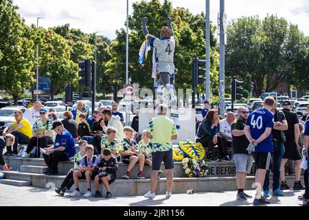 I tifosi si riuniscono intorno alla statua di Billy Bremner fuori dall'Elland Road Stadium prima della partita di questo pomeriggio Foto Stock