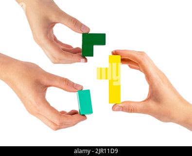 Mani che collegano pezzi di puzzle isolati su sfondo bianco. Lavoro di squadra, concetto di partnership. Aiuto e supporto tra colleghi, team building, scambio di esperienze. Foto di alta qualità Foto Stock