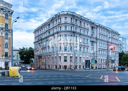 Mosca, Russia - 7 agosto 2022: Vista della casa di appartamenti in via Prechistenka di fronte al viale Smolensky del Garden Ring Road a Mosca sity in summe Foto Stock