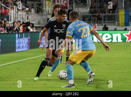WASHINGTON, DC, USA - 20 AGOSTO 2022: Il difensore dell'Unione di Philadelphia Kai Wagner (27) difende contro il D.C. United ForwardMi Miguel Barry (22) durante una partita di MLS tra il D.C United e l'Unione di Philadelphia il 20 agosto 2022, all'Audi Field, a Washington, DC. (Foto di Tony Quinn-Alamy Live News) Foto Stock