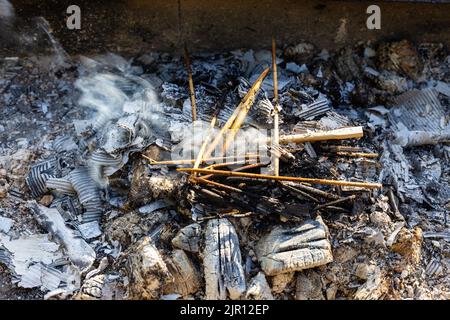 trucioli di legno e ramoscelli per accendere fuoco all'interno di braciere primo piano Foto Stock