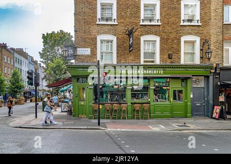 Il Queen Charlotte è un pub BrewDog Draft situato all'angolo tra Goodge Street e Charlotte Street, nel cuore di Fitzrovia, Londra W1 Foto Stock