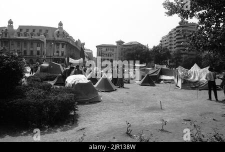 Bucarest, Romania, maggio 1990. 'Golaniada', una grande protesta anti-comunismo in Piazza dell'Università dopo la Rivoluzione rumena del 1989. La gente si riunì ogni giorno per protestare contro gli ex comunisti che presero il potere dopo la Rivoluzione. La richiesta principale era che nessun ex membro del partito fosse autorizzato a correre nelle elezioni del maggio 20th. In questa foto, scattata nei giorni successivi alle elezioni, si accampano letteralmente in piazza per protestare contro le elezioni 'truccate?. Foto Stock