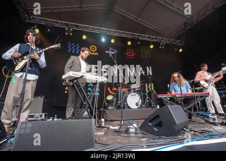 Glanusk Park, Regno Unito. Sabato, 20 agosto, 2022. Strawberry Guy si esibisce al 2022 Green Man Festival di Glanusk Park, Brecon Beacons, Galles. Data foto: Sabato 20 agosto 2022. Il credito fotografico dovrebbe essere: Richard Gray/Alamy Live News Foto Stock