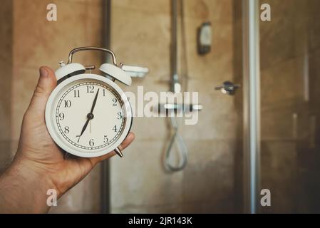 L'orologio mostra 7:00 am. È il momento di fare una doccia. Foto Stock