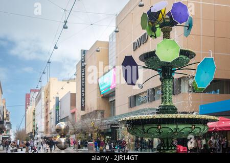 Adelaide, Australia Meridionale - 10 agosto 2019: L'iconica fontana di Adelaide Arcade vista lungo il Rundle Mall dopo la pioggia Foto Stock