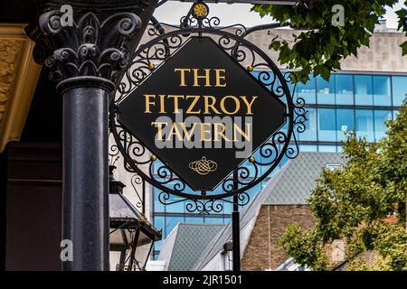 Un cartello decorativo in ferro da pub fuori dalla Fitzroy Tavern su Charlotte Street, Fitzrovia, Londra W1 Foto Stock