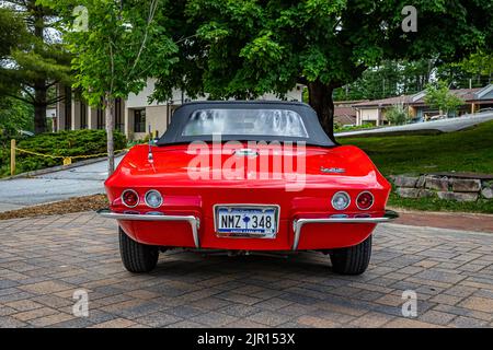 Highlands, NC - 10 giugno 2022: Vista posteriore in prospettiva bassa di una Chevrolet Corvette 1966 Stingray Convertibile ad una fiera di automobili locale. Foto Stock