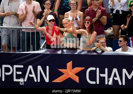 Monaco, Germania. 21st ago, 2022. I tifosi ballano durante la partita di Beach Volleyball semi-finale tra Svezia e Norvegia a Koenigsplatz ai Campionati europei di Monaco di Baviera 2022 (Liam Asman/SPP) Credit: SPP Sport Press Photo. /Alamy Live News Foto Stock