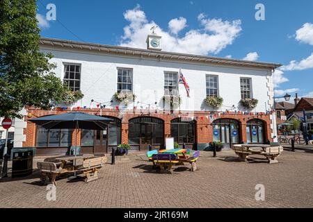 Alton Town Hall, Hampshire, Inghilterra, Regno Unito, un edificio classificato di II grado nella piazza del mercato. Foto Stock