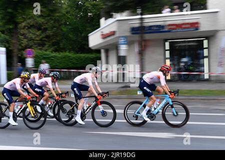 Wolfratshausen, Germania. 21st ago, 2022. Campionati europei, ciclismo, corse, donne, Ellen van Dijk (r, Paesi Bassi) e Riejanne Markus (2nd da destra, Paesi Bassi) in azione. Credit: Marius Becker/dpa-Pool/dpa/Alamy Live News Foto Stock