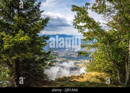 Vista verso Aix-les-Bains da Mont Revard, Francia Foto Stock