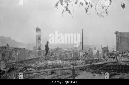 Una foto d'epoca datata 1906 le rovine della vecchia Chinatown nel dopo il terremoto di San Francisco dell'aprile 18 1906. È stato uno dei terremoti più letali degli Stati Uniti. Il bilancio delle vittime rimane la più grande perdita di vite umane dovuta a un disastro naturale nella storia della California Foto Stock