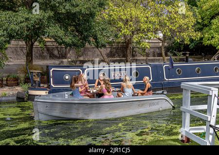 Un gruppo di ragazze che prendono una gita in barca lungo il braccio di Paddington del Canal Grande Unione, Paddington, Londra Foto Stock