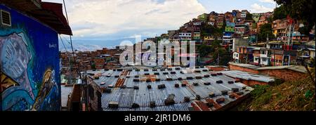 Un'immagine panoramica del quartiere Comuna 13 a Medellin, Colombia Foto Stock