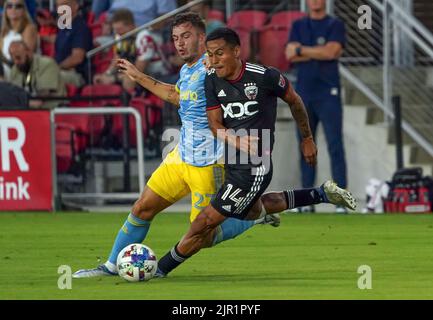 WASHINGTON, DC, USA - 20 AGOSTO 2022: Andy Najar, centrocampista del D.C. United (14), si allontana dal difensore dell'Unione di Filadelfia Kai Wagner (27) durante una partita MLS tra il D.C United e l'Unione di Filadelfia il 20 agosto 2022, presso l'Audi Field, a Washington, DC. (Foto di Tony Quinn-Alamy Live News) Foto Stock