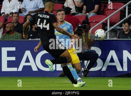 WASHINGTON, DC, USA - 20 AGOSTO 2022: Il centrocampista D.C. Victor Palsson (44) si muove sul difensore dell'Unione di Filadelfia Kai Wagner (27) durante una partita di MLS tra il D.C United e l'Unione di Filadelfia il 20 agosto 2022, all'Audi Field, a Washington, DC. (Foto di Tony Quinn-Alamy Live News) Foto Stock