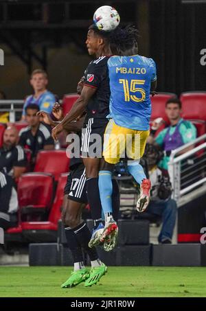 WASHINGTON, DC, USA - 20 AGOSTO 2022: D.C. unì Ola Kamara (9) e il difensore dell'Unione di Filadelfia Olivier Mbaizo (15) per un header durante una partita di MLS tra D.C United e l'Unione di Filadelfia il 20 agosto 2022, all'Audi Field, a Washington, DC. (Foto di Tony Quinn-Alamy Live News) Foto Stock