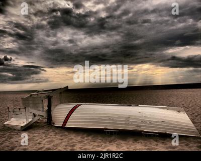 Spettacolare alba sulla costa del New Jersey con i raggi del sole e bagnino con recinzione di neve, Foto Stock