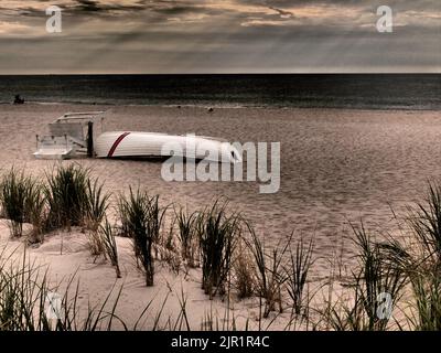 Spettacolare alba sulla costa del New Jersey con i raggi del sole e bagnino con recinzione di neve, Foto Stock