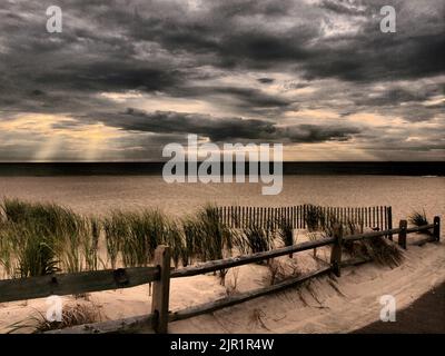 Spettacolare alba sulla costa del New Jersey con i raggi del sole e bagnino con recinzione di neve, Foto Stock