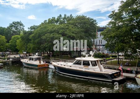Kingston, NY - USA - 2 agosto 2022 Vista orizzontale delle barche legate sul Roundout Creek nel lungomare del distretto storico di Rondout-West Strand Foto Stock