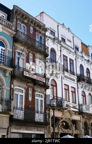 Facciata dell'edificio degli uffici del Partito Socialista a Porto, vicino al Majestic Cafe di fronte a Rua de Santa Caterina Foto Stock