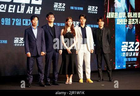 Yoo Hai-Jin, Lee Seok-Hoon, im Yoon-Ah (generazione delle ragazze), Hyun Bin, Jin Seon-Kyu, 16 agosto 2022 : (L-R) l'attore sudcoreano Yoo Hai-Jin, il regista Lee Seok-Hoon, una cantante e attrice Yoona, gli attori Hyun Bin e Jin Seon-Kyu pongono per i fotografi in una conferenza stampa di produzione per il loro prossimo film coreano "Confidential Assignment 2: International" a Seoul, Corea del Sud. Il film sarà pubblicato in Corea del Sud il 7 settembre. Credit: Lee Jae-won/AFLO/Alamy Live News Foto Stock