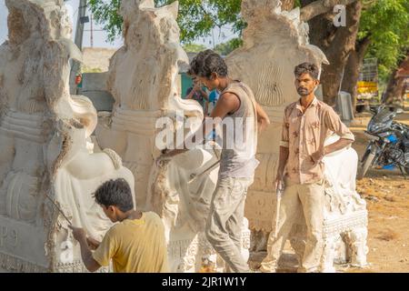 Pileru, India - 28,2022 luglio: Giovani artigiani che intagliano il signore Ganesha per il festival ganesha. Vista laterale posteriore degli idoli di ganesha. Foto Stock