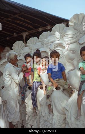 Pileru, India - 28,2022 luglio: Bambini con il loro padre grande su ganesha idols. Bambini nelle strade su ganesha idols. Foto Stock