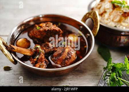 Malabar Chicken curry servito con riso al ghee o nei choru, focus selettivo Foto Stock