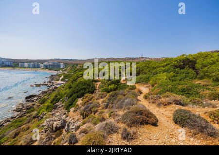 Splendida vista dalla montagna alla costa rocciosa linea del mare Mediterraneo con accesso al territorio di spiagge sabbiose hotel sull'isola di Rodi. Grecia. Foto Stock