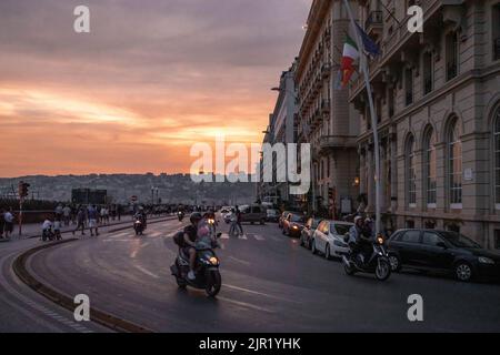 Bellissimo, suggestivo e surreale tramonto da cartolina sul lungomare di Mergellina a Napoli (Italia). Foto Stock