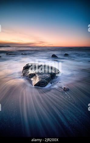 Vista minimalista dalla spiaggia di Alnes su Godøy, Sunnmøre, Møre og Romsdal, Norvegia. Foto Stock