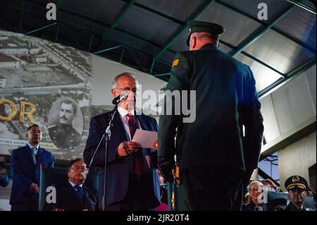 Il ministro della Difesa colombiano Ivan Velasquez giura-in il comandante delle forze armate colombiane, il generale Helder Fernan Giraldo durante il cerimonia di giuramento Foto Stock