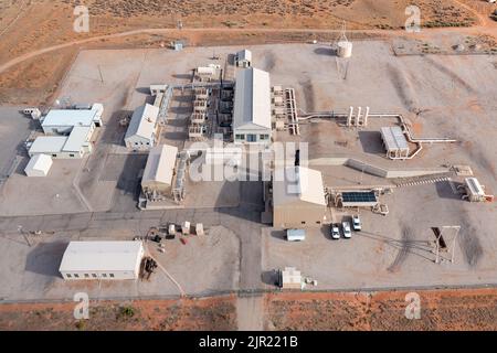 Vista aerea di una stazione di compressione per un gasdotto ad alta pressione per il trasporto di gas naturale attraverso il paese nello Utah. Foto Stock