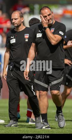 Heidenheim, Germania. 21st ago, 2022. Calcio: 2nd Bundesliga, 1st FC Heidenheim - Arminia Bielefeld, giorno 5, Voith Arena. L'allenatore di Heidenheim Frank Schmidt (r) e il coordinatore del team Alexander Raaf sono infelici. Credit: Stefan Puchner/dpa - NOTA IMPORTANTE: In conformità ai requisiti della DFL Deutsche Fußball Liga e del DFB Deutscher Fußball-Bund, è vietato utilizzare o utilizzare fotografie scattate nello stadio e/o della partita sotto forma di sequenze di immagini e/o serie di foto simili a video./dpa/Alamy Live News Foto Stock