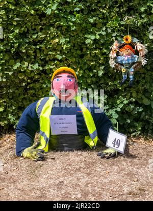 Flamstead scarecrow festival 2022, Flamstead, Herts - Builder Scarecrow wearing hard hat Foto Stock
