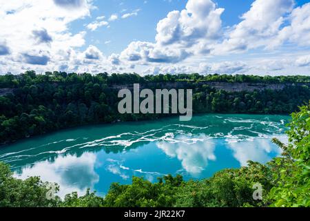 Green Niagara River in una giornata di sole estate, scogliere sulla riva del fiume. Il confine internazionale tra il Canada e gli Stati Uniti. Foto Stock