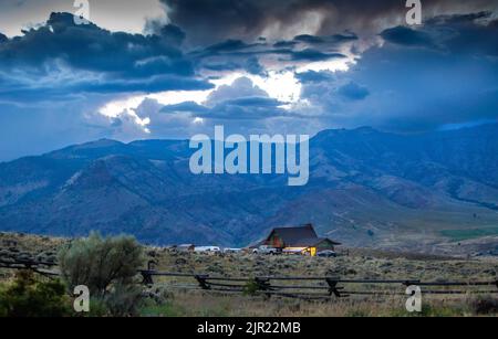 Nuova casa nel paesaggio della catena montuosa Absaroka delle Montagne Rocciose al tramonto, Wyoming Foto Stock