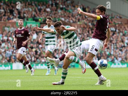 Peter Haring (a destra), il cuore del Midlothian, sfida Greg Taylor di Celtic durante la partita Cinch Premiership al Celtic Park, Glasgow. Data immagine: Domenica 21 agosto 2022. Foto Stock